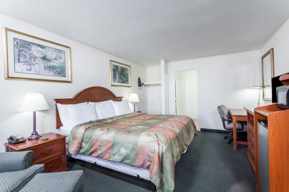 Rodeway Inn Cadiz Exterior photo